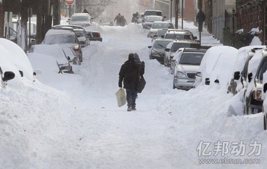 美国多地受到暴雪的袭击